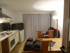 Die Küche mit Essecke und TV Sesseln.